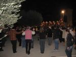 Ballant sardanes. Ruïnes castell, al fons